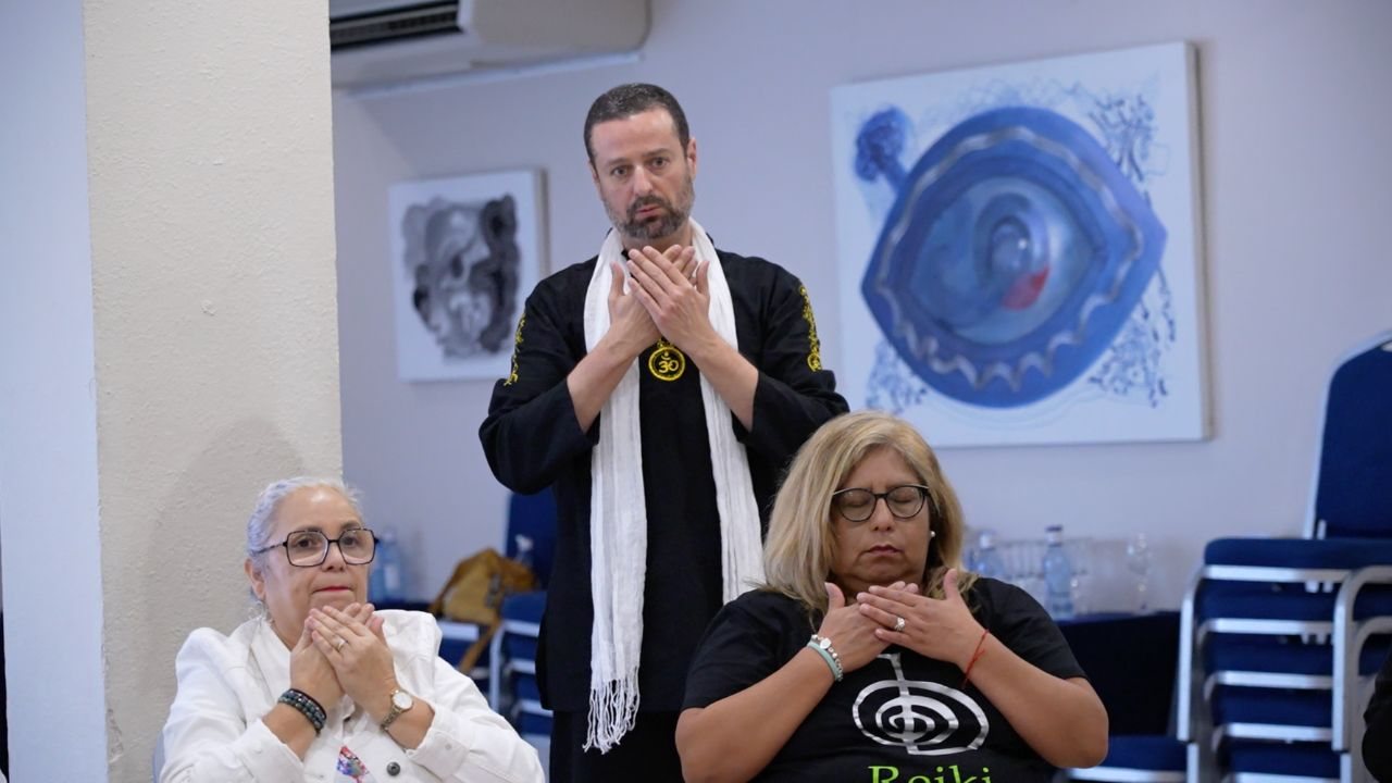 Grupo de alumnos en evento de Reiki en Sitges